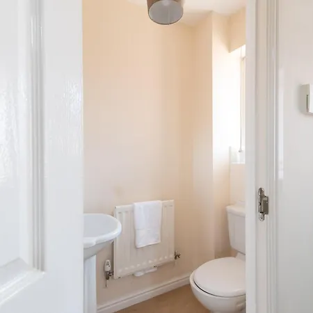 Apartment Five Bedroom With Large Dining Area *