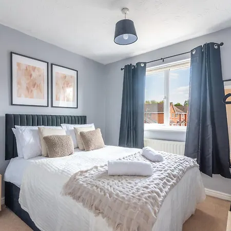 Five Bedroom With Large Dining Area * Bristol