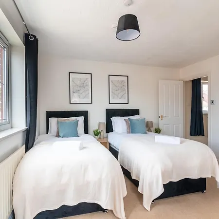 Five Bedroom With Large Dining Area Apartment *