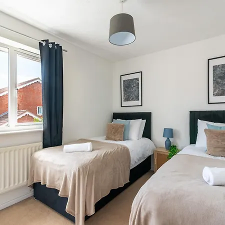 Five Bedroom With Large Dining Area * Bristol