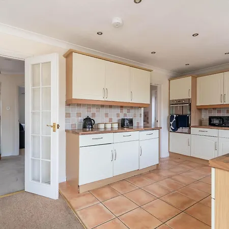 Nyaraló Bright & Spacious 4 Bedroom With Garden *