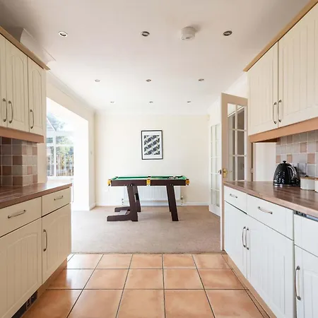 Bright & Spacious 4 Bedroom With Garden Hébergement de vacances Bristol
