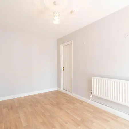 Nyaraló Bright & Spacious 4 Bedroom With Garden