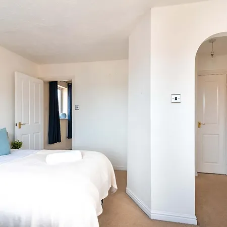 Bright & Spacious 4 Bedroom With Garden