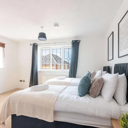 Bright & Spacious 4 Bedroom With Garden Nyaraló