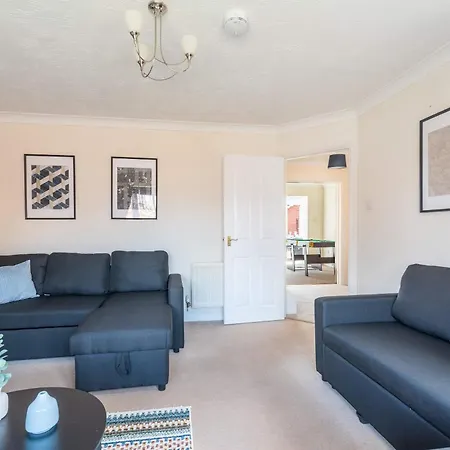 Bright & Spacious 4 Bedroom With Garden *