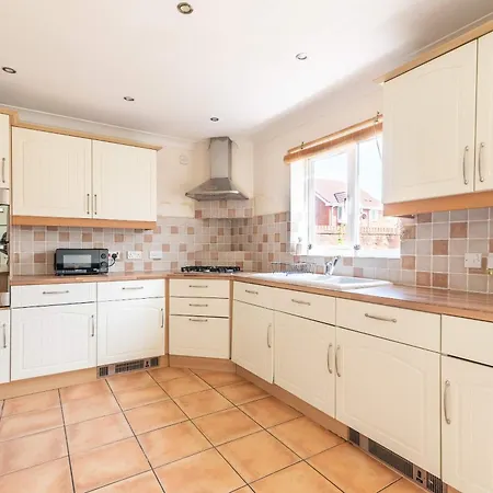 Hébergement de vacances Bright & Spacious 4 Bedroom With Garden *