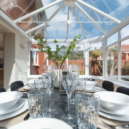 Bright & Spacious 4 Bedroom With Garden