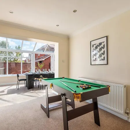 Bright & Spacious 4 Bedroom With Garden *