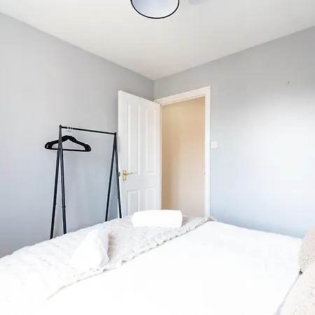 Bright & Spacious 4 Bedroom With Garden Будинок відпочинку *