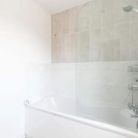 Bright & Spacious 4 Bedroom With Garden *