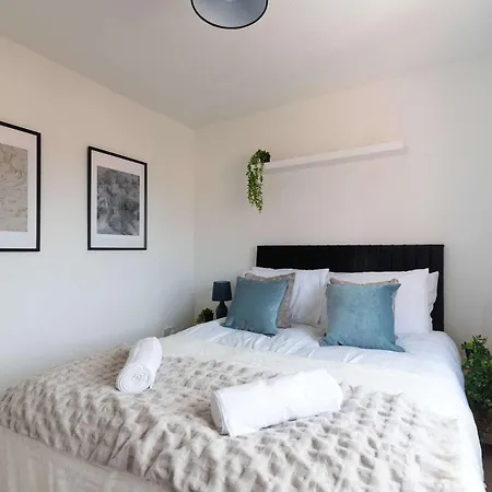 度假居 Bright & Spacious 4 Bedroom With Garden
