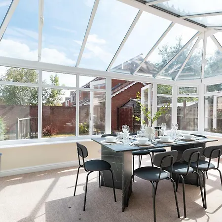 Bright & Spacious 4 Bedroom With Garden