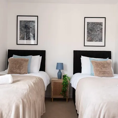 Bright & Spacious 4 Bedroom With Garden 度假居