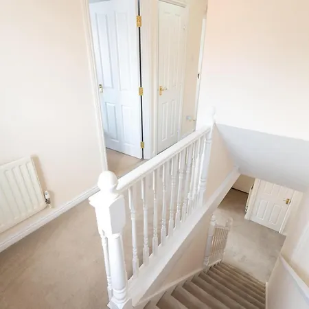 Bright & Spacious 4 Bedroom With Garden Будинок відпочинку *