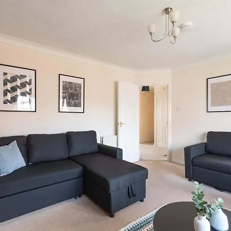 Bright & Spacious 4 Bedroom With Garden 布里斯托