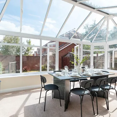 Bright & Spacious 4 Bedroom With Garden *