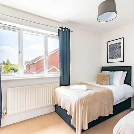 Bright & Spacious 4 Bedroom With Garden 度假居